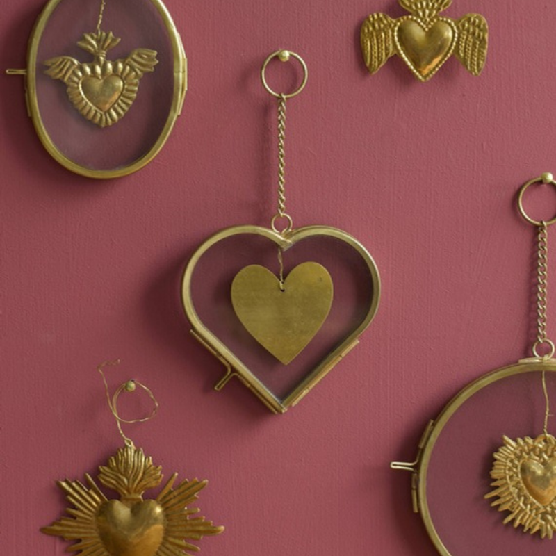 Hartvormige hangende fotolijst van glas met messing rand en ketting - sfeerbeeld