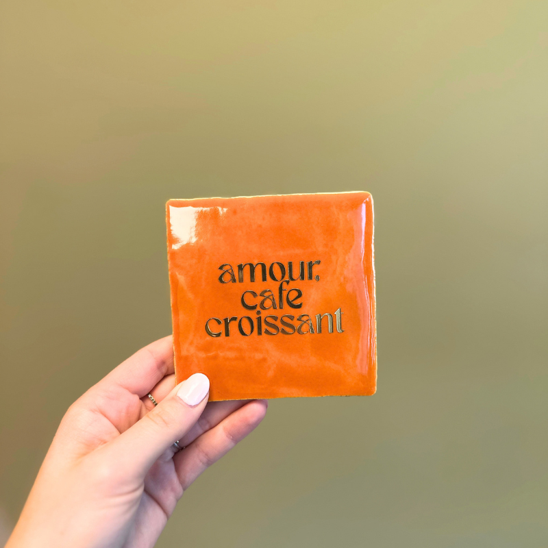 Tegeltje - Amour, cafe croissant - Oranje