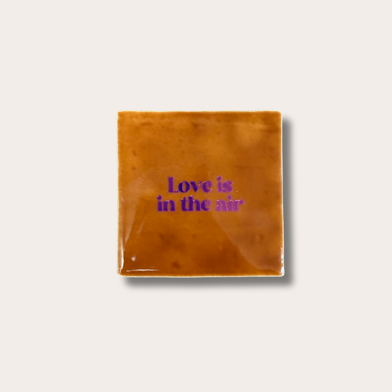Tegeltje - Love is in the air - bruin/paars