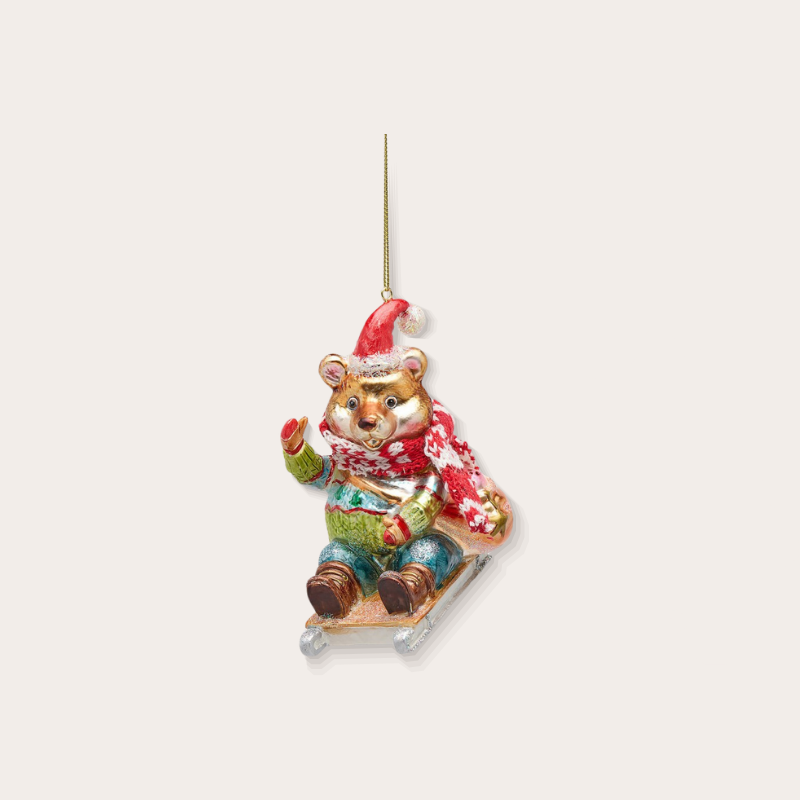 Ornament - Beer op slee - Bruin/rood