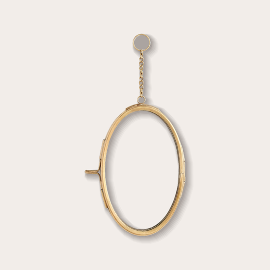 Ovale hangende fotolijst van glas met messing rand en ketting