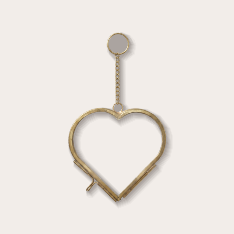 Hartvormige hangende fotolijst van glas met messing rand en ketting