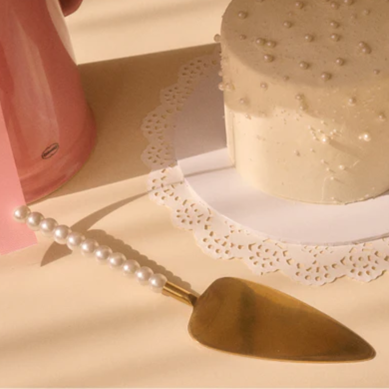 Pearl cake server