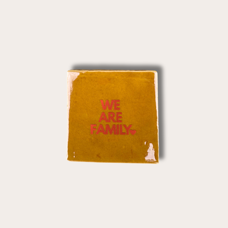 Tegeltje - We are family - Mosterd