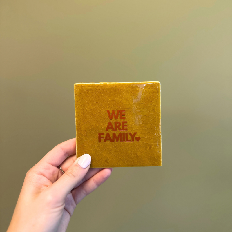 Tegeltje - We are family - Mosterd