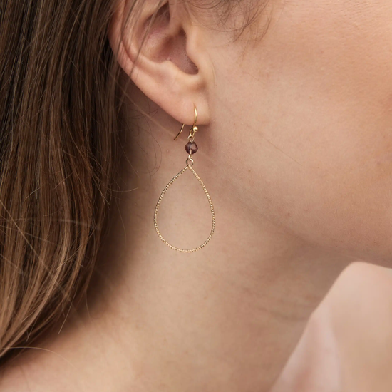 Oorbellen met bewerkte open pegel / more colours