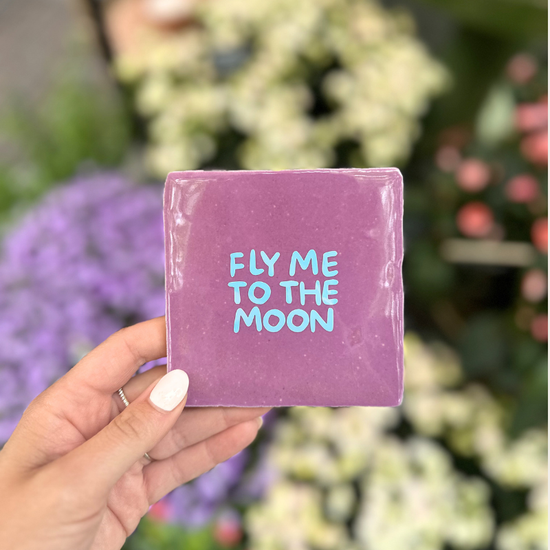 Tegeltje - Fly me to the moon - Lila
