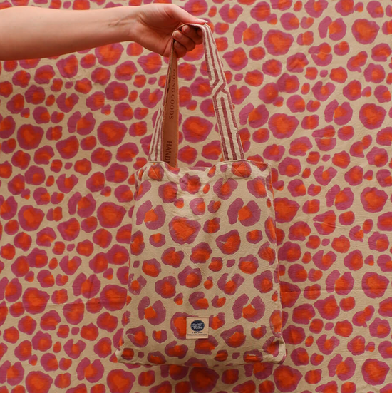 Tafelkleed Doing Goods in draagtas - Pink Leopard